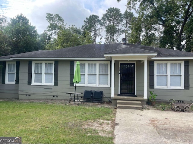 view of front of property featuring a front yard