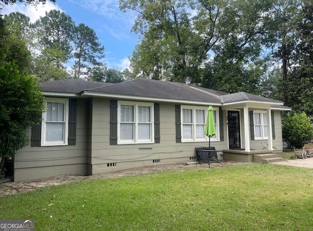 view of front facade with a front yard