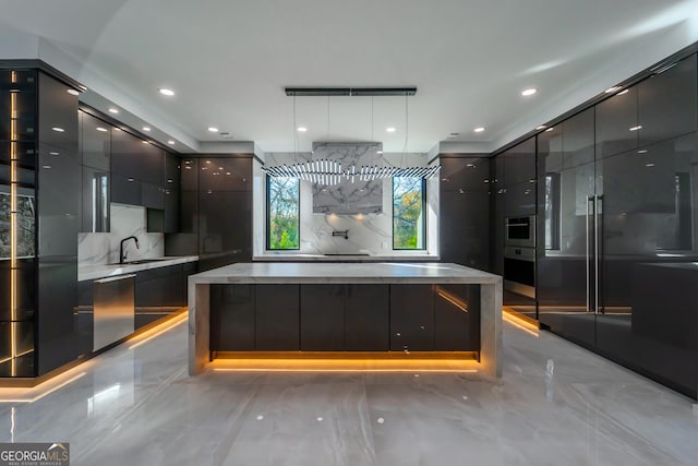 kitchen with sink, hanging light fixtures, and backsplash