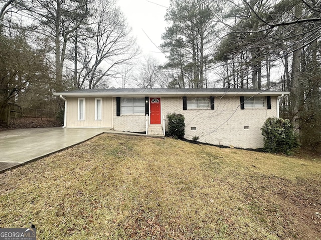 single story home with a front lawn