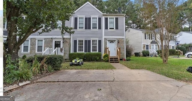 view of front of house featuring a front lawn