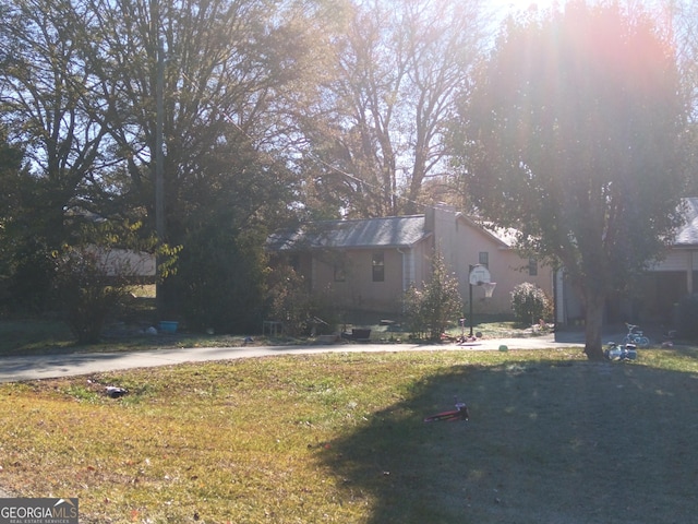 view of front of property featuring a front lawn