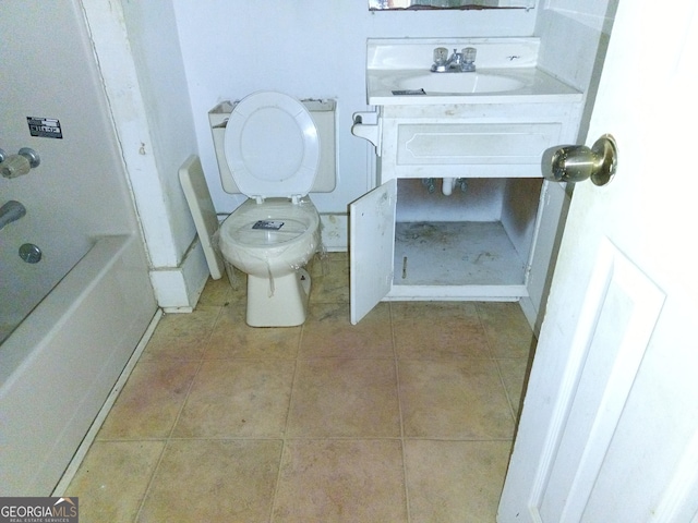 full bath featuring a washtub, vanity, toilet, and tile patterned floors