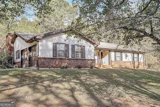 single story home with a front lawn