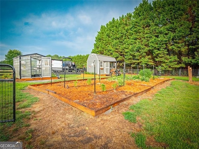 view of yard featuring an outdoor structure