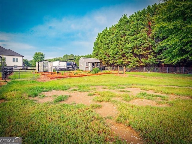 view of yard featuring an outdoor structure