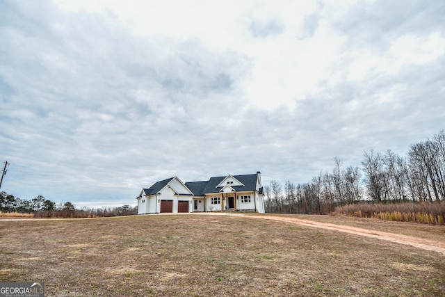 view of front of house featuring a garage and a front yard