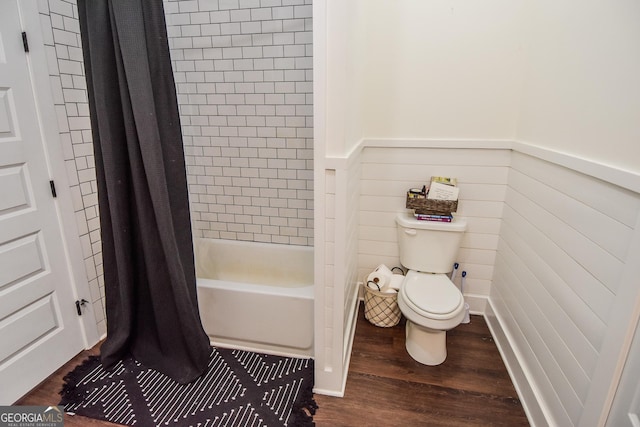 bathroom featuring shower / bathtub combination with curtain, wood-type flooring, and toilet