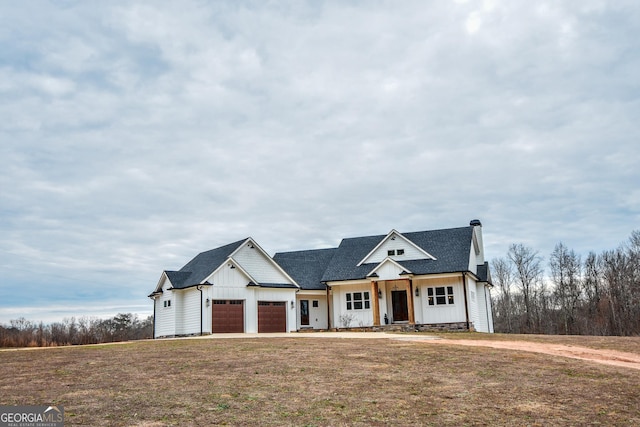 view of front of house featuring a garage and a front yard