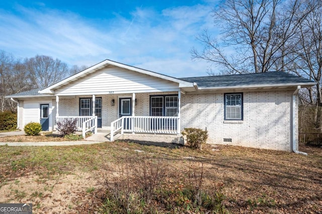 ranch-style house featuring a front yard and covered porch