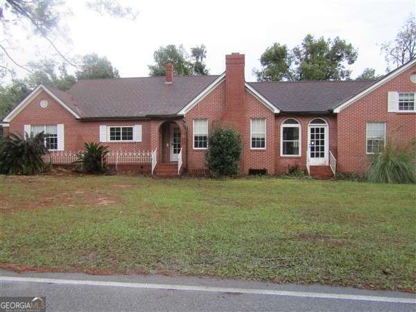 single story home with a front yard