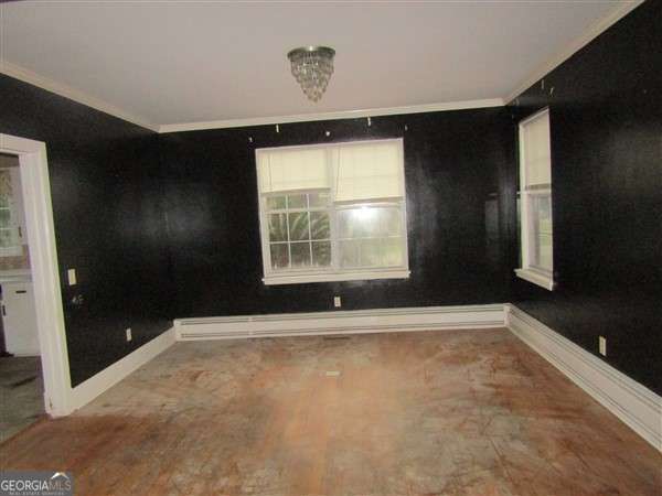 empty room with ornamental molding