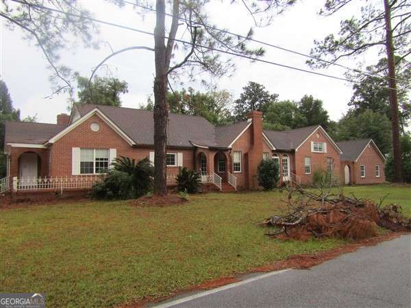 ranch-style home featuring a front yard