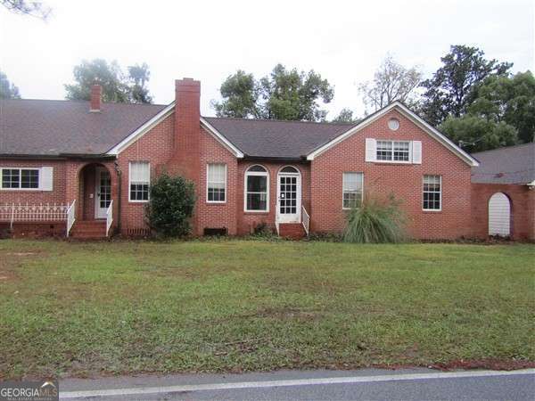 single story home with a front lawn