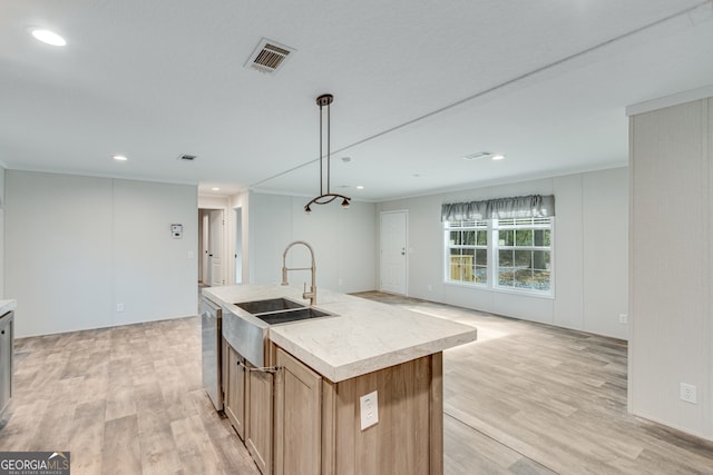 kitchen with light wood-style flooring, a sink, visible vents, dishwasher, and crown molding