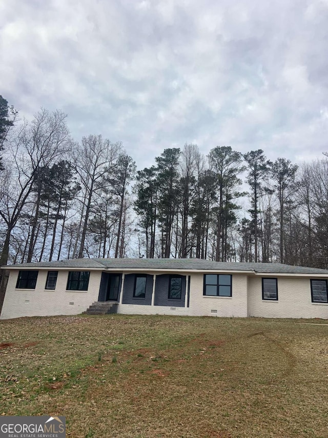 single story home featuring a front lawn