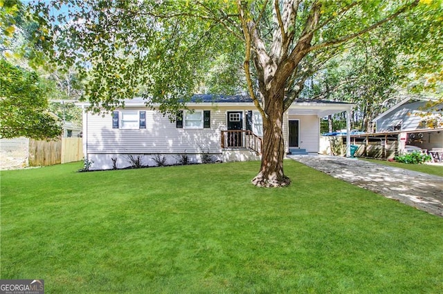 view of front of house featuring a carport and a front yard