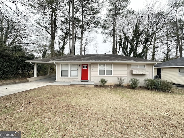 ranch-style house featuring a front lawn and a carport