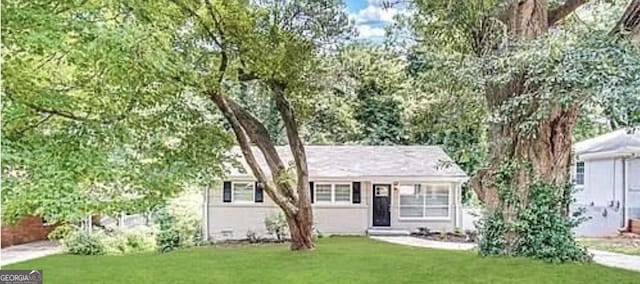 view of front of house featuring a front lawn