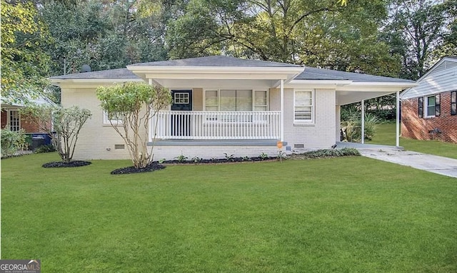 view of front of property featuring a carport, covered porch, and a front yard