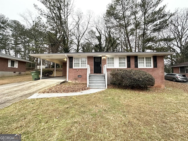 view of front of property featuring a carport and a front yard