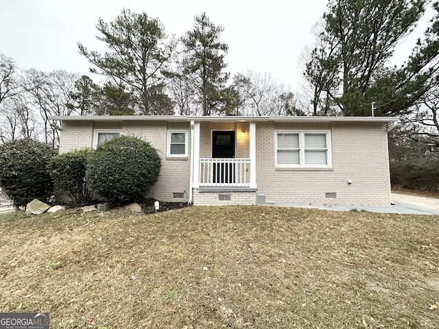 view of front of house featuring a front yard