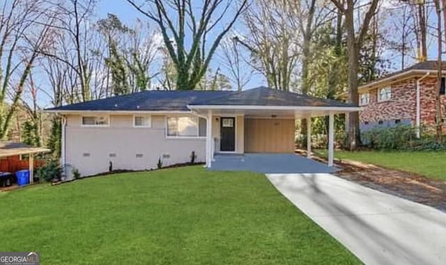 view of front of home with a front lawn and a carport