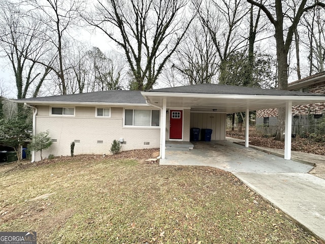 view of front of home featuring a carport and a front lawn