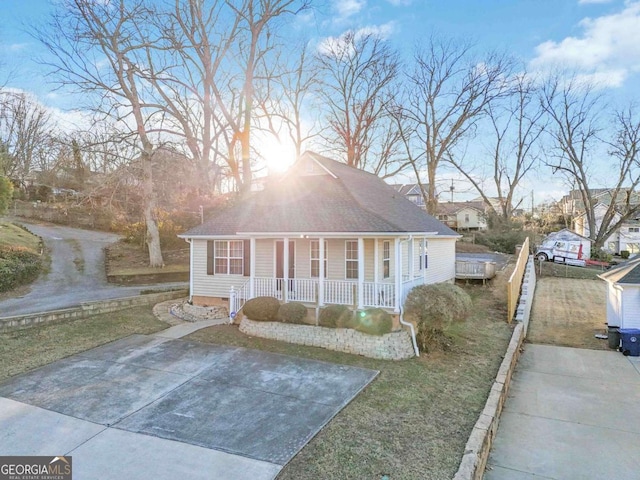 view of front of house featuring a porch and a front yard