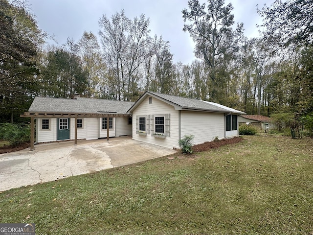 view of front of home featuring a patio and a front lawn