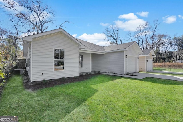 view of front facade featuring central AC unit, a garage, and a front yard