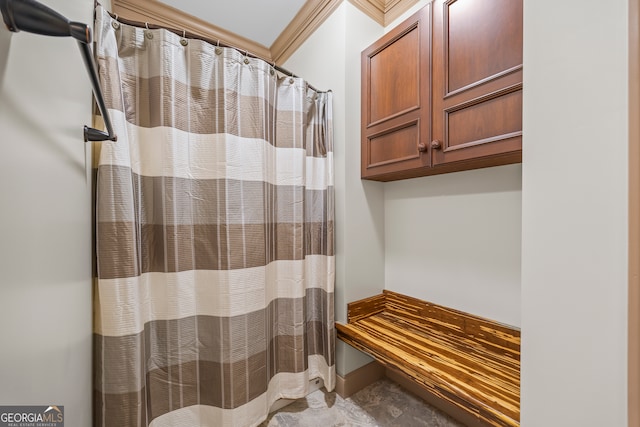 full bath with crown molding
