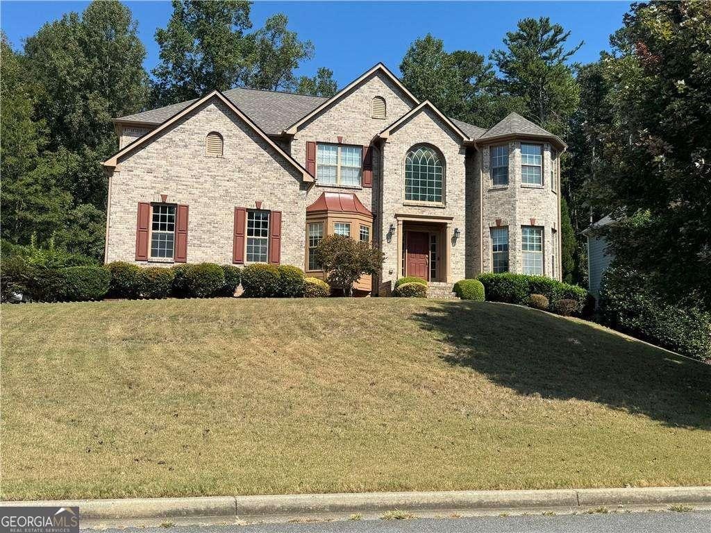 view of front of property featuring a front lawn