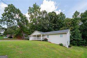 view of front of property with a front yard