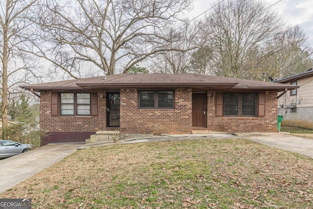 view of front of home with a front lawn