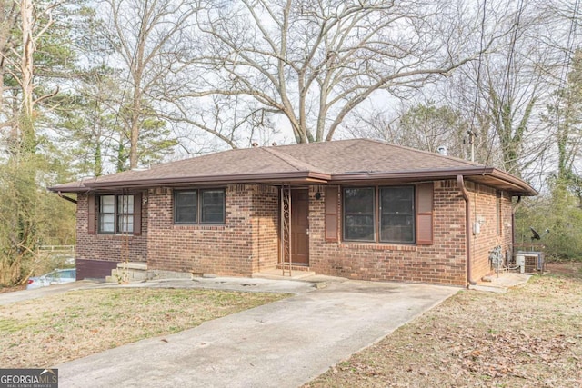 view of front facade featuring a front yard