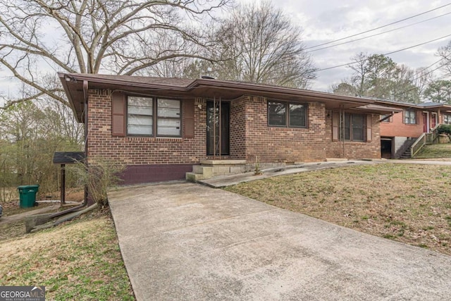 view of front of property with a front lawn