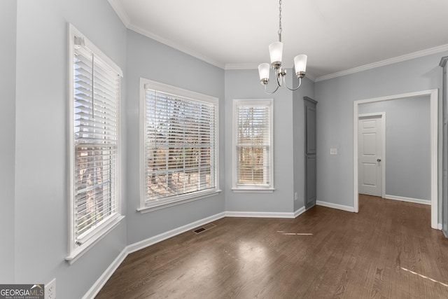 unfurnished dining area featuring dark wood-style floors, ornamental molding, a notable chandelier, and baseboards