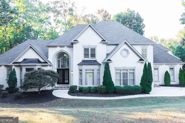 view of front facade featuring a front yard