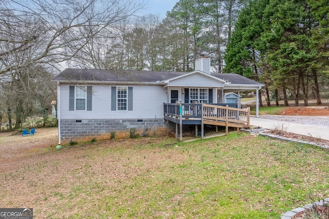 view of front of home featuring a wooden deck and a front yard