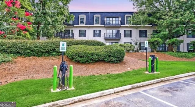 view of front of house featuring a yard