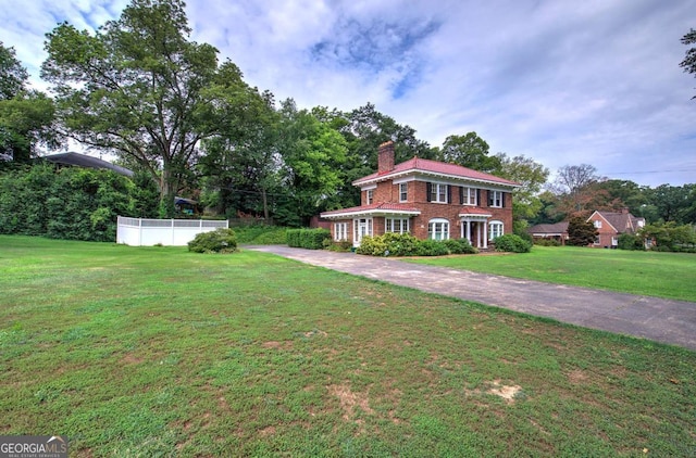 view of front facade with a front yard