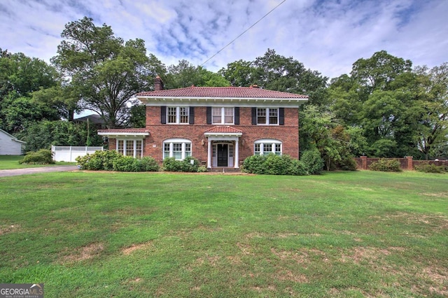 view of front of property featuring a front yard