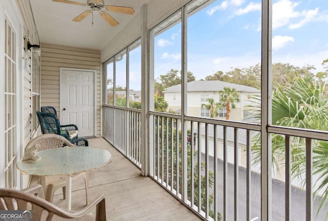 sunroom with ceiling fan