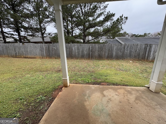 view of yard featuring a patio area