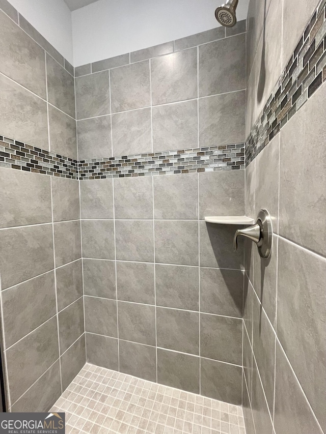 bathroom featuring a tile shower