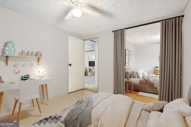 bedroom featuring ceiling fan and a textured ceiling