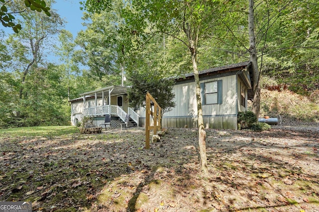 manufactured / mobile home featuring a porch