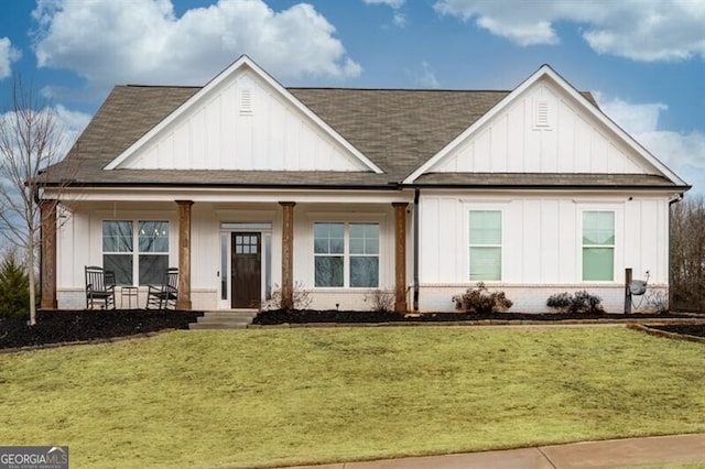 view of front facade featuring a porch and a front lawn