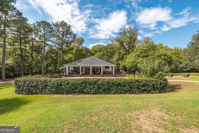 view of front of home featuring a front lawn